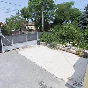 Apartament Hi-bp Garden Batsanyi Tiny House Near The Train With Free Parking, Budapeszt